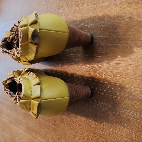 PETER JENSEN  YELLLOW  RUFFLE LEATHER SHOES - Picture 4 of 12